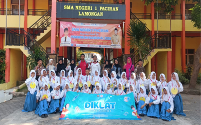 Tingkatkan Kedisiplinan dan Kapasitas Relawan Muda, PMR Wira SMAN 1 Paciran Gelar Diklat Badge & Scarf